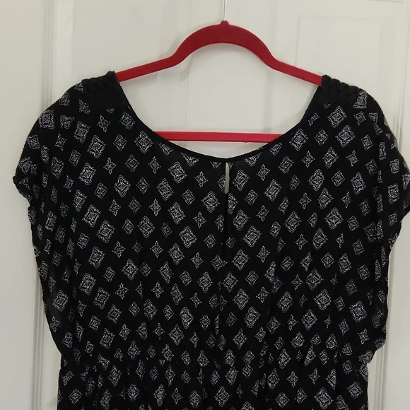 Torrid Black & White Diamond Print Top - Picture 9 of 12